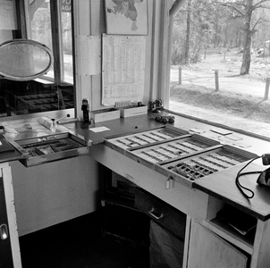 165661 Interieur van het N.S.-station Den Dolder te Den Dolder: plaatskaartenkantoor, met rechts de plaatsbewijskastjes ...